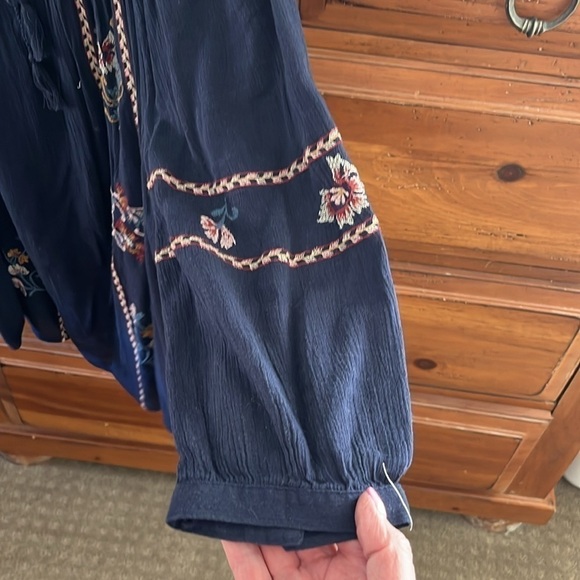 Caslon Women’s Navy Blue Peasant Top With Embroidered Flowers Size Large - Picture 3 of 8